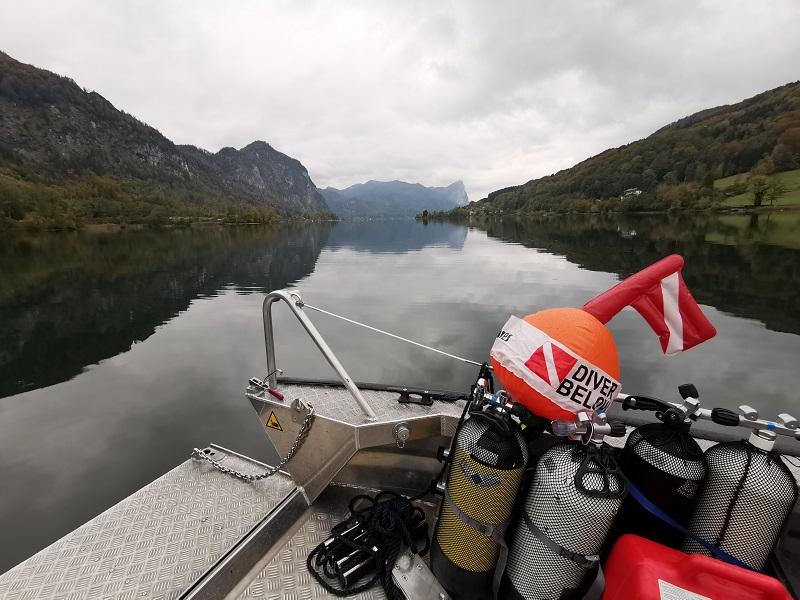 Tauchflaschen auf einem Boot am Mondsee, mit Blick auf die Drachenwand