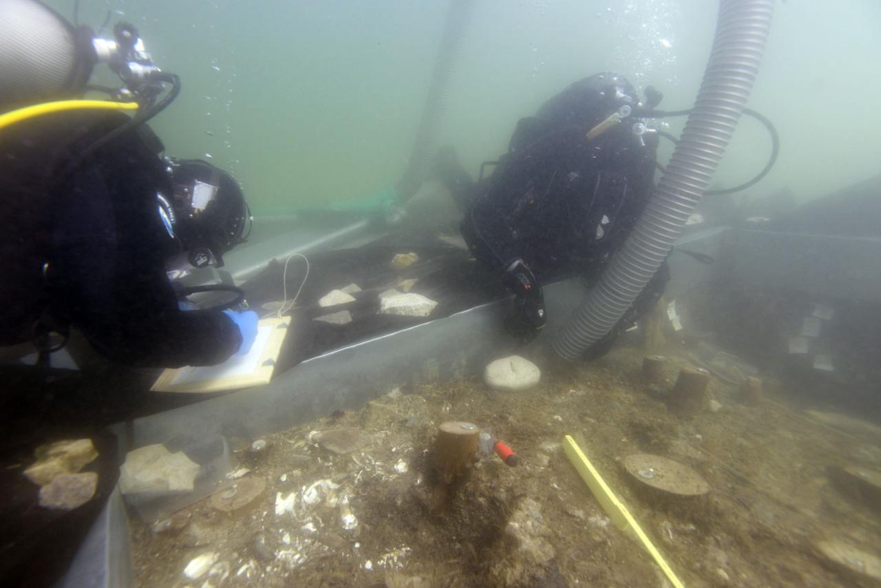 2 Taucher unter Wasser an der Fundstelle beim Dokumentieren
