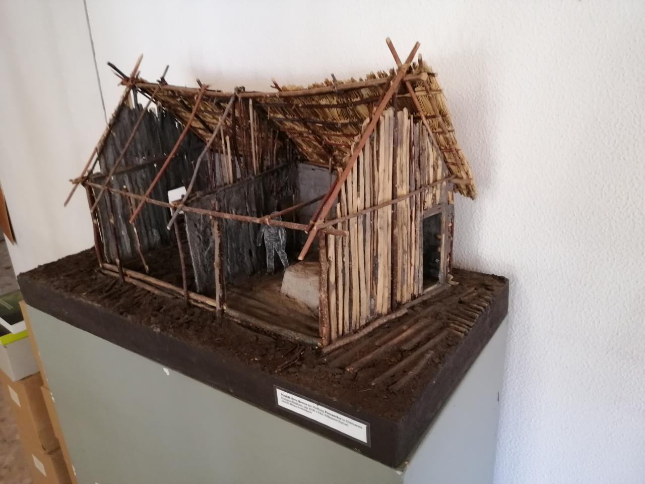 Ein rekonstruiertes Hausmodell aus Holz und Schilf