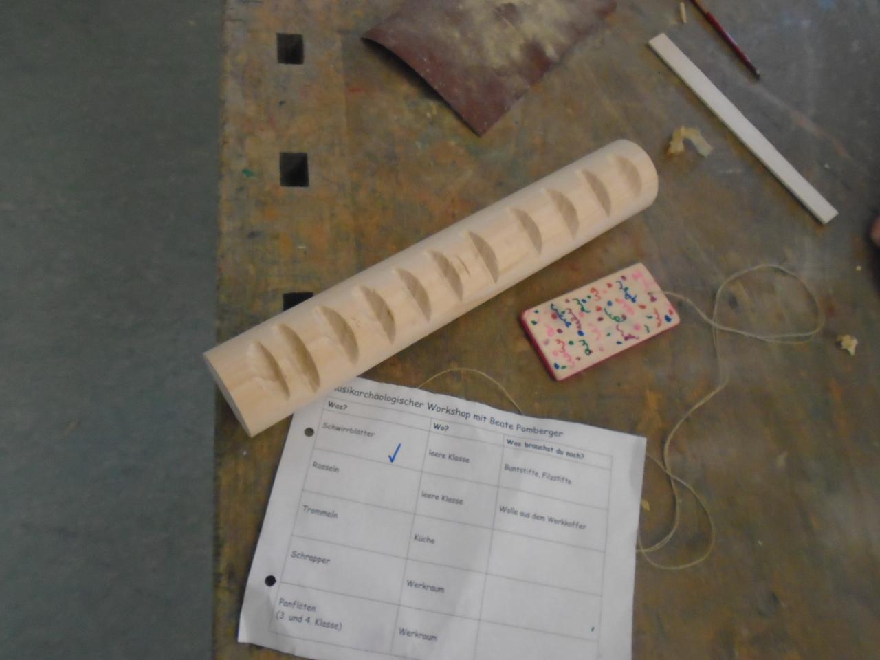 Ein Schrapper, ein Musikinstrument, von Kindern gebaut