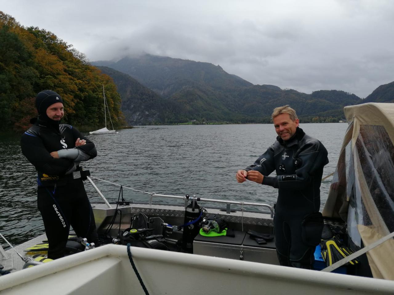 2 Taucher auf einem Boot