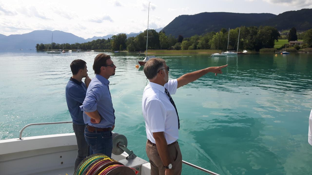 3 Personen stehen auf einem Boot und besichtigen eine Ankerverbotszone