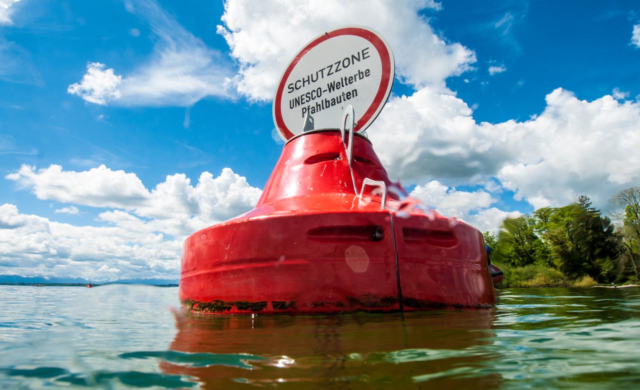 Eine Schutzboje schwimmt auf dem Wasser