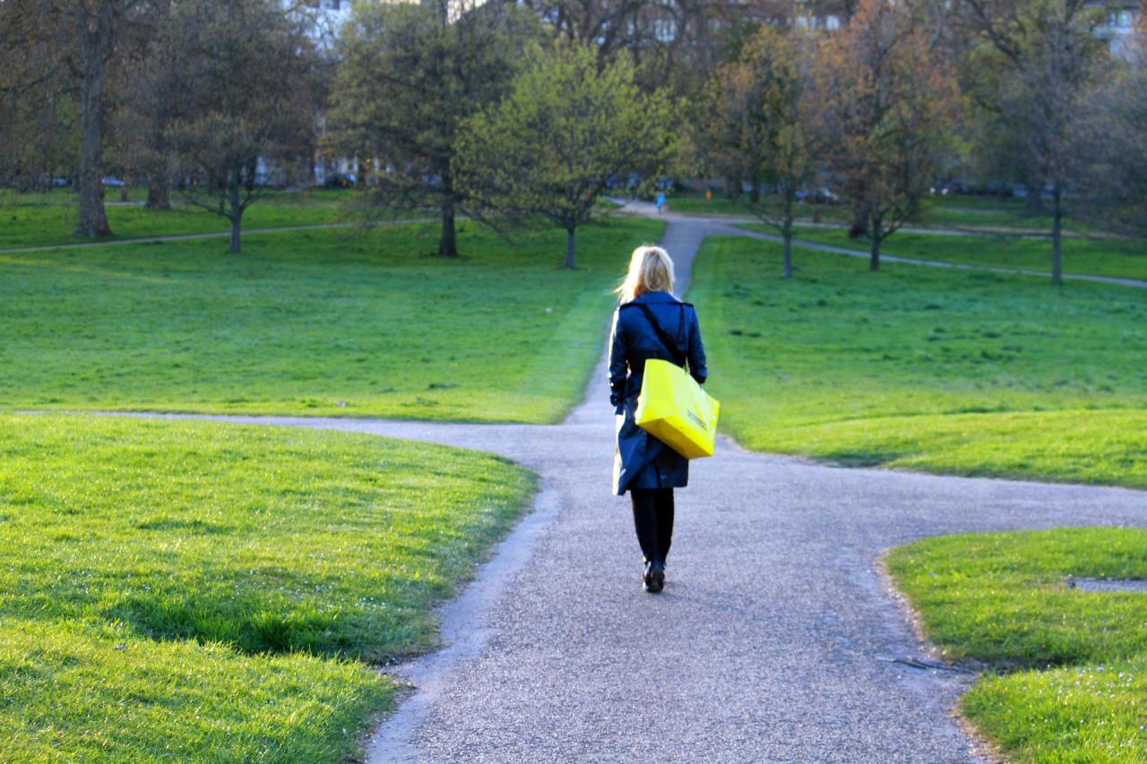 Eine blonde Frau nähert sich einer Kreuzung 