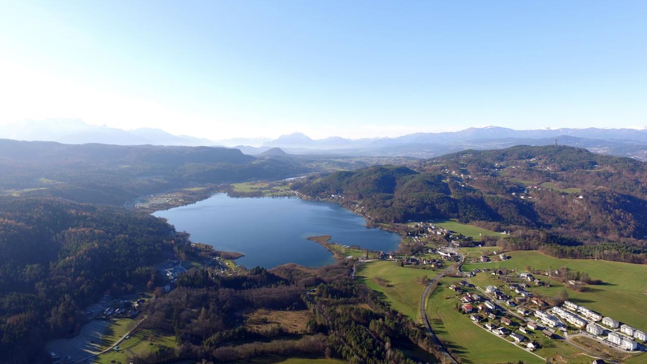 Drohnenaufnahme vom Keutschacher See und Mooren.