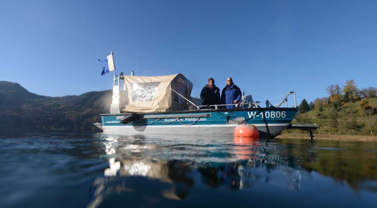 2 Personen stehen auf dem Forschungsboot am Mondsee