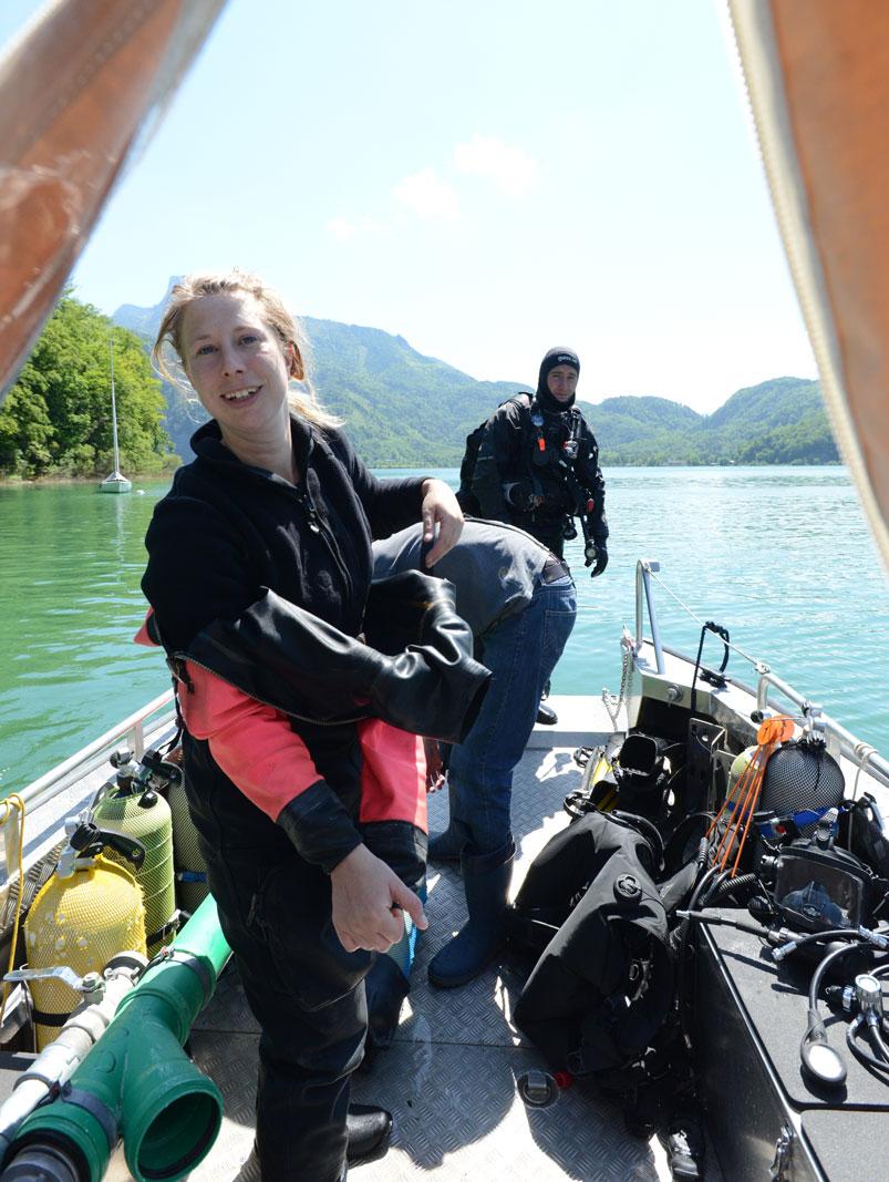 Esther Unterweger schält sich aus dem Tauchanzug an Bord des Forschungsbootes