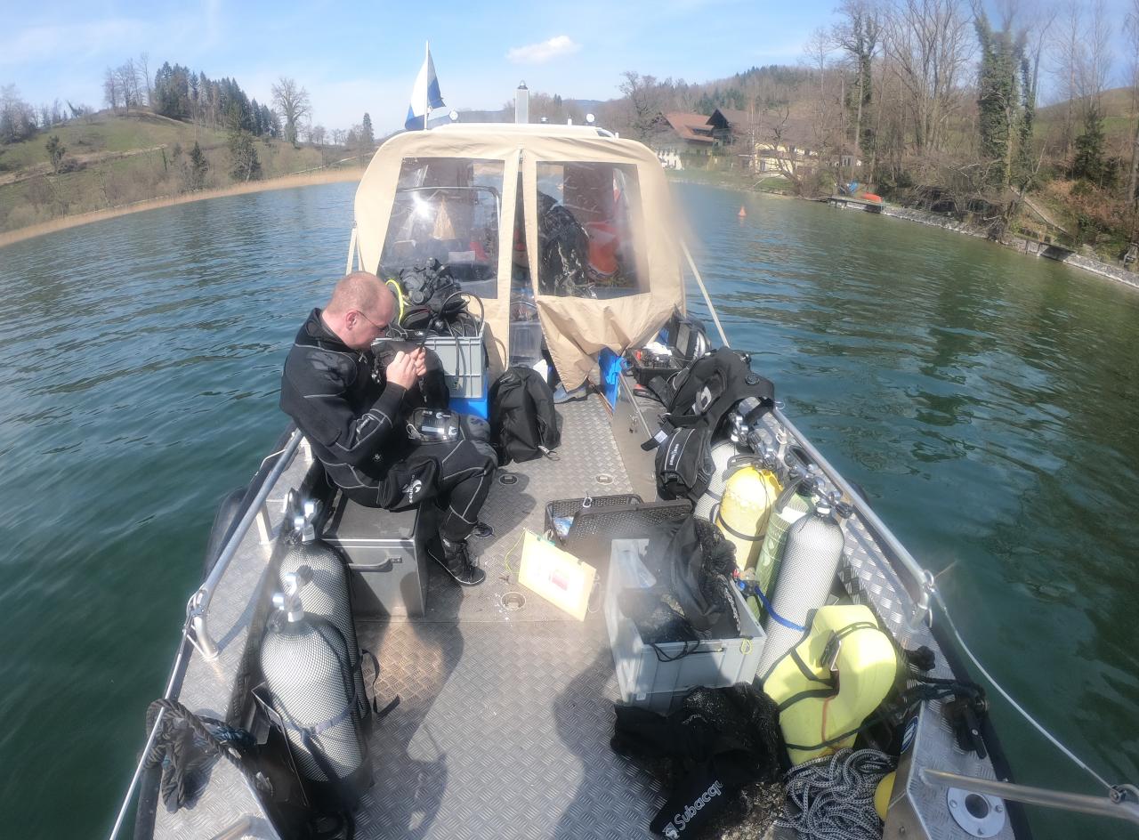 Das Deck eines Motorbootes mit Tauchausrüstungen