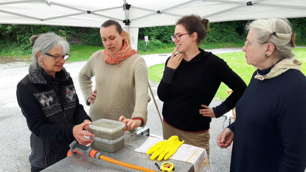 Die Künstlerin mit Helena Seidl da Fonseca, Anna Jaklin und Barbara Ritterbusch-Nauwerck unter einem weißen Pavillon