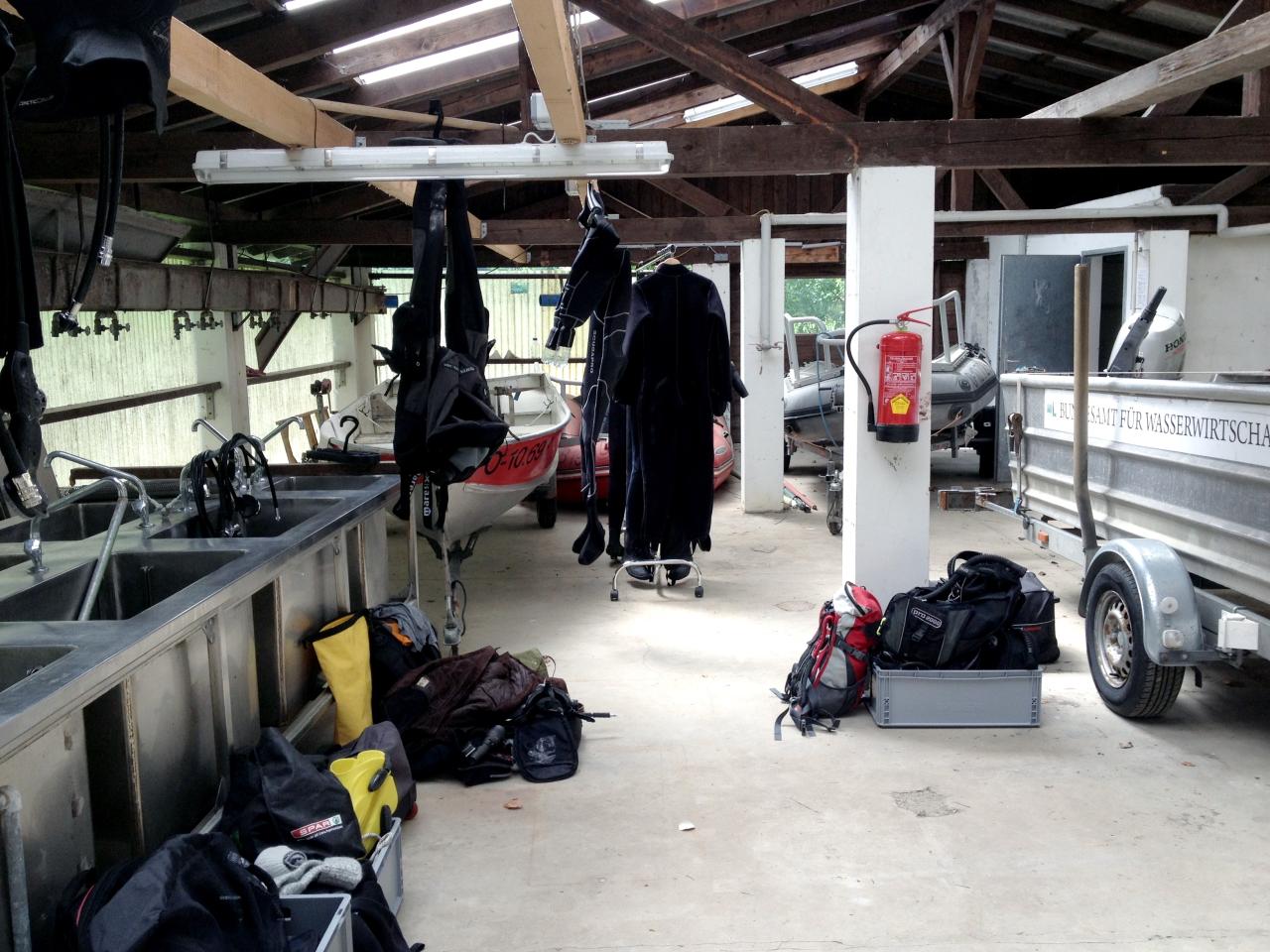 Eine Garage mit dem Tauchequipment und einem Anhänger