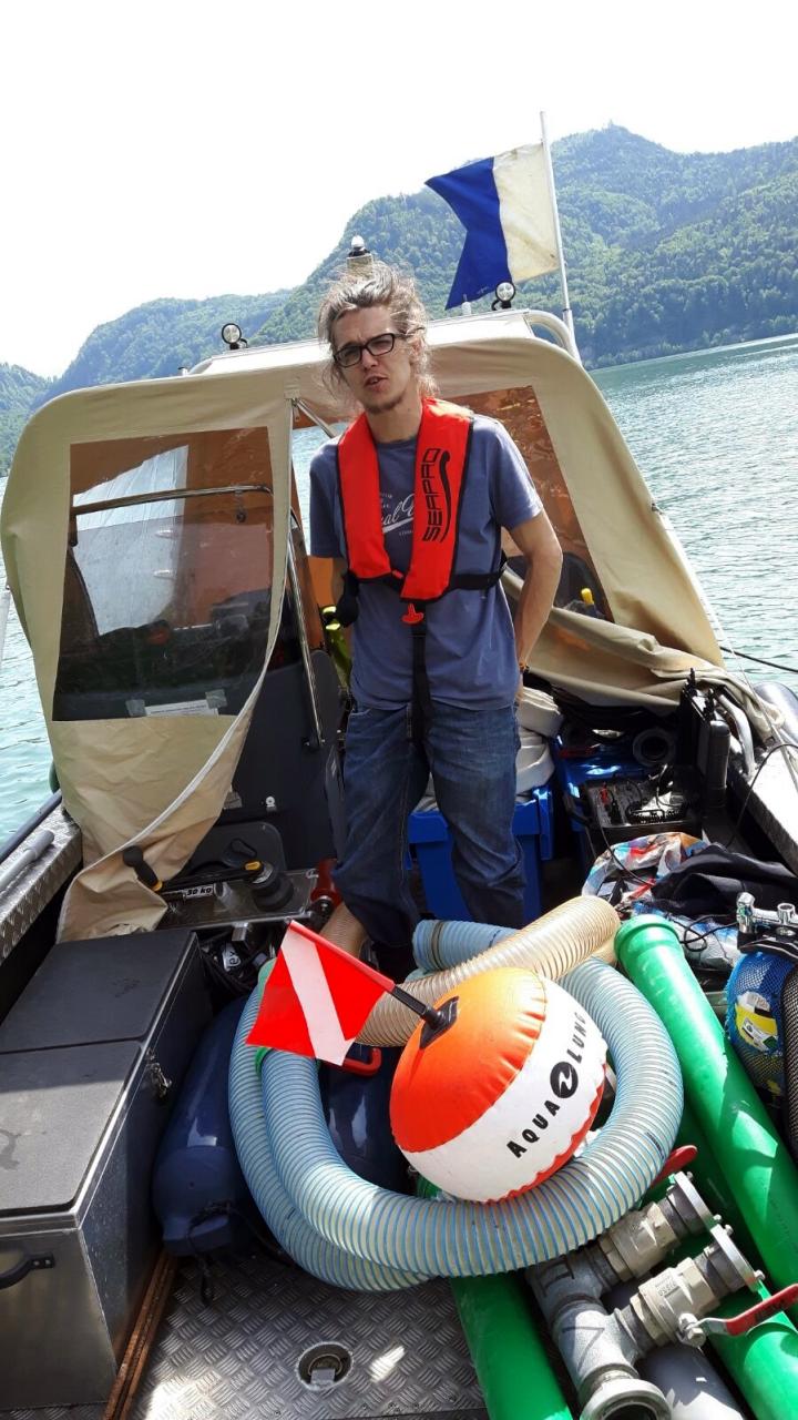 Michael Westerkam, am Forschungsboot mit Bojen und Dredges