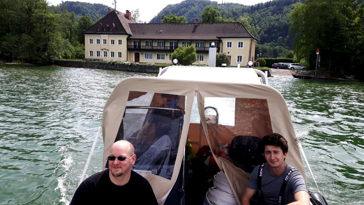Markus Hochhold und Max Fiederling auf dem Forschungsboot