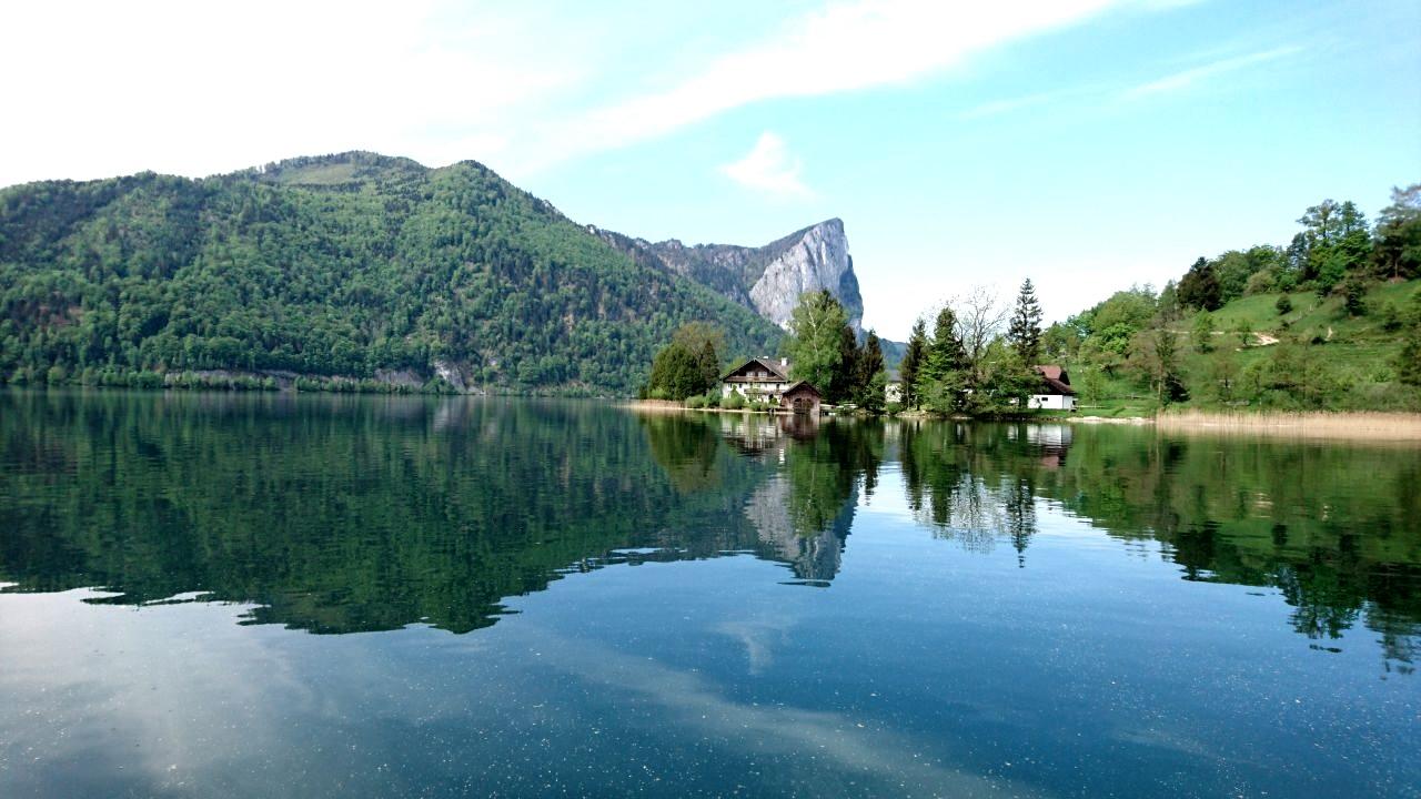 Der Mondsee mit den Bergen im Hintergrund