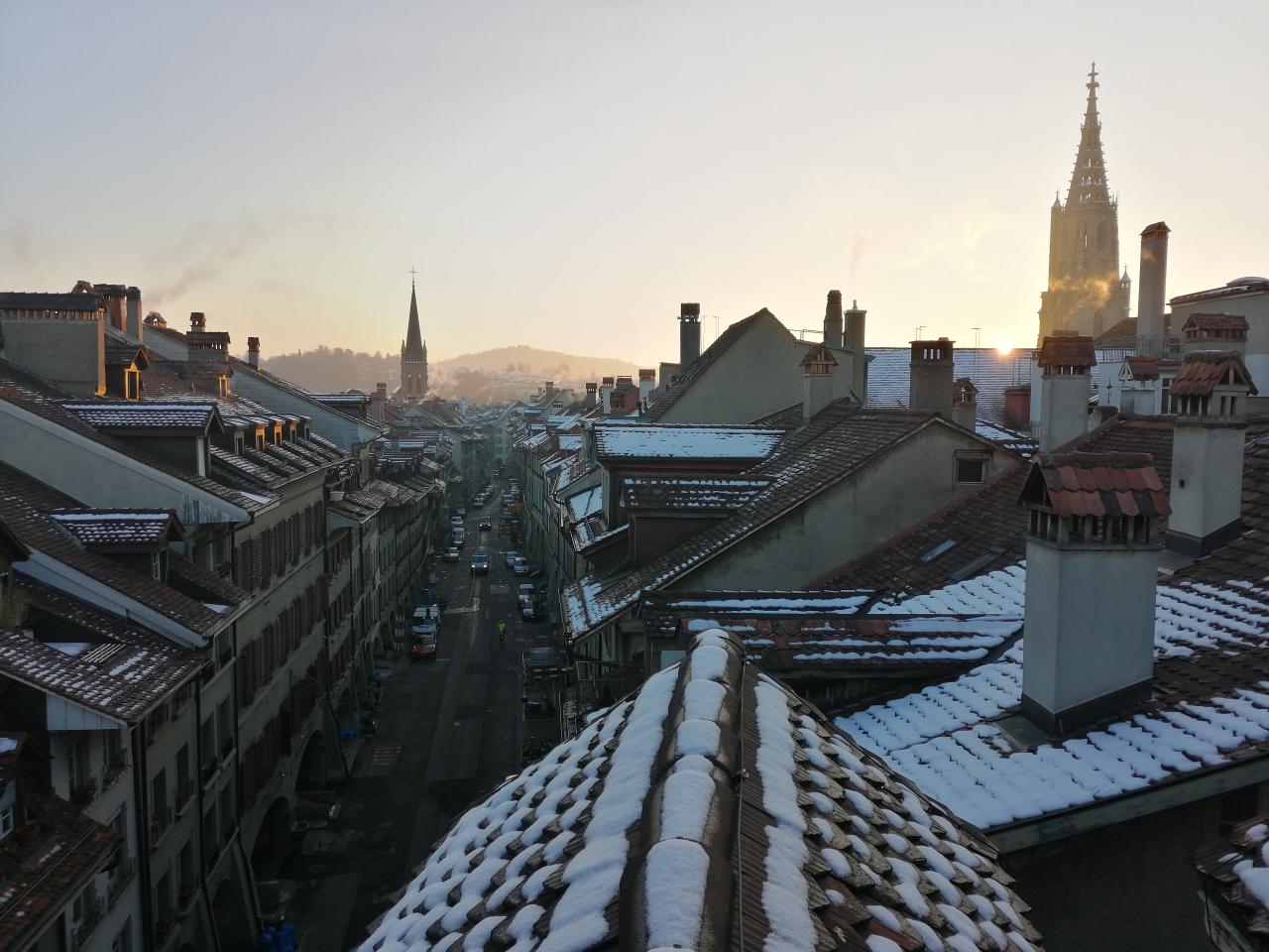 Die Dächer von Bern, zum Teil mit Schnee bedeckt