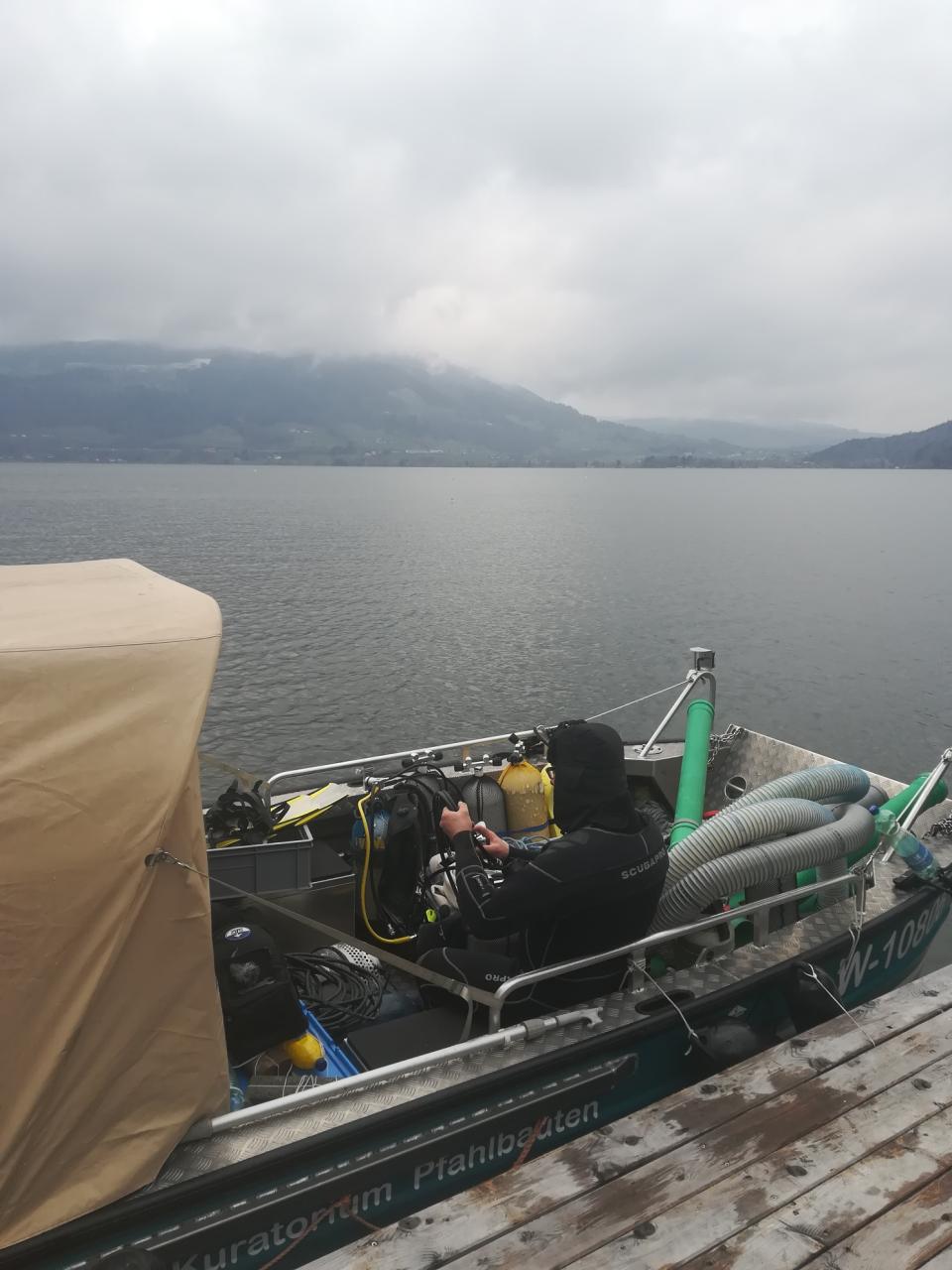 Das Forschungsboot auf dem See schwimmend