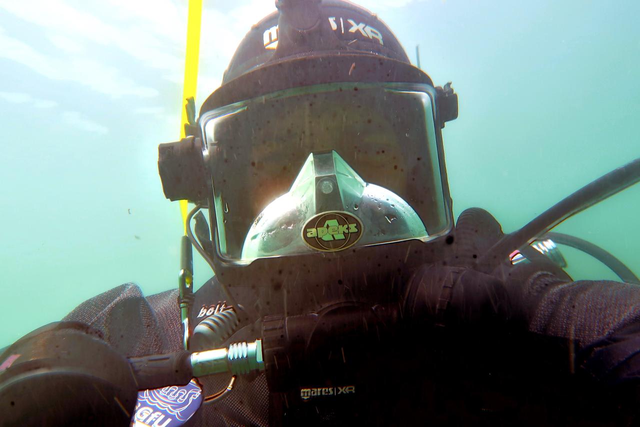 Max Fiederling mit Tauchmaske unter Wasser bei einem Selfie