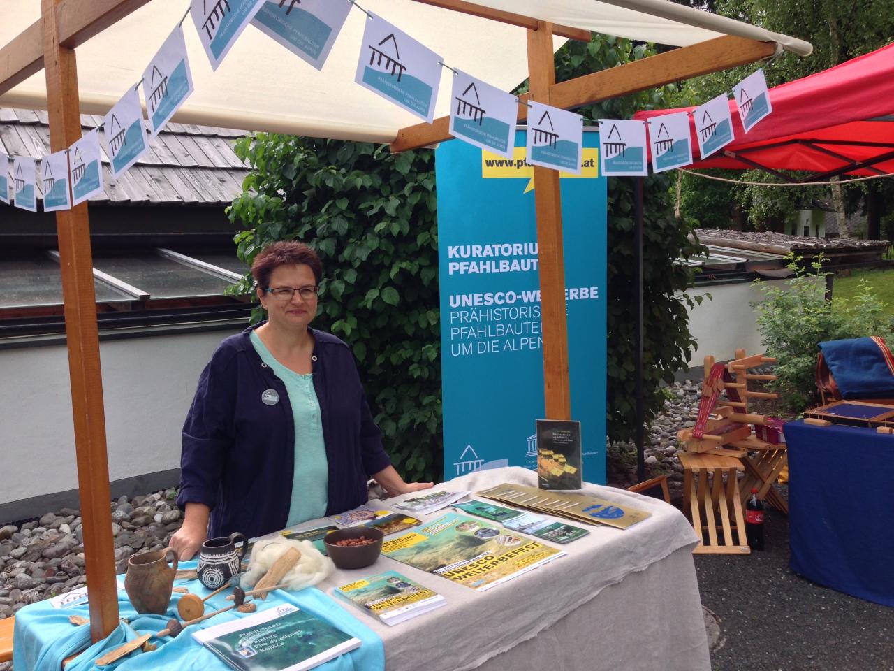 Lieselore am Infostand in der Keltenwelt Frög