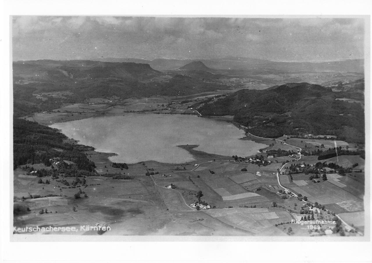 Schwarz-weiß-Luftaufnahme des Keutschacher Sees und der Moore aus den 1960er Jahren.