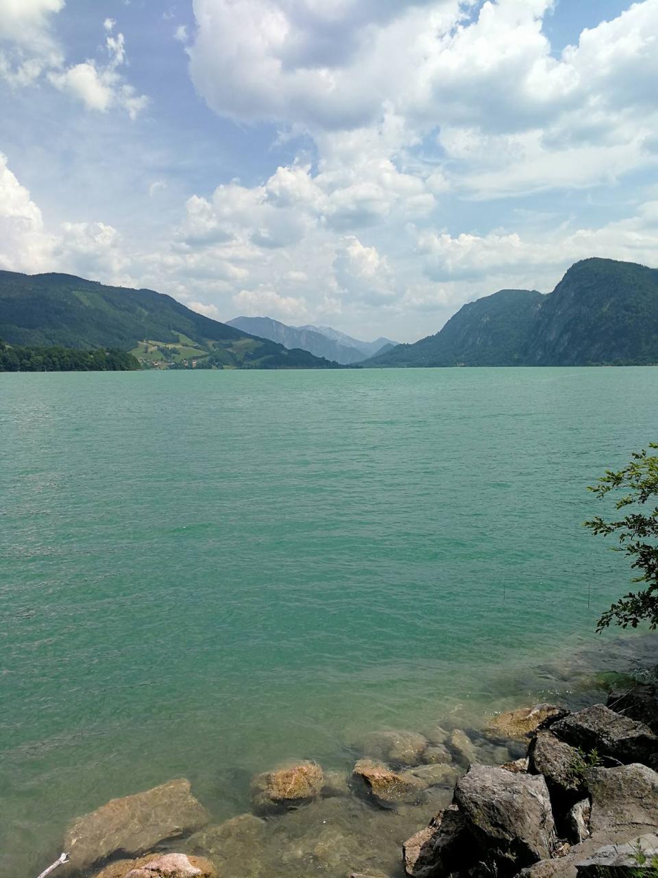 Der Mondsee mit den Bergen im Hintergrund