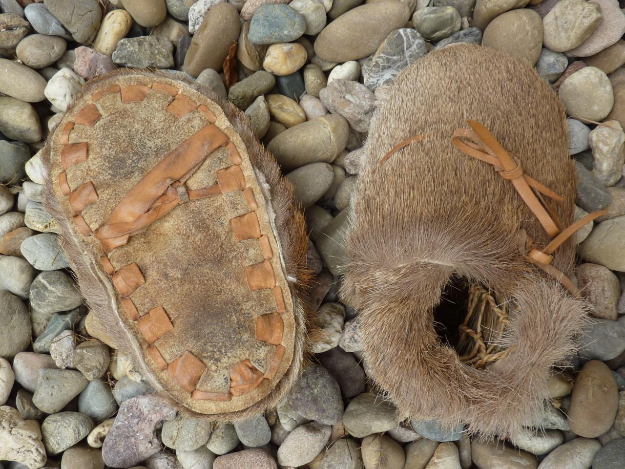 Nachbau der Ötzi-Schuhe aus Hirschfell mit Bärenfellsohle