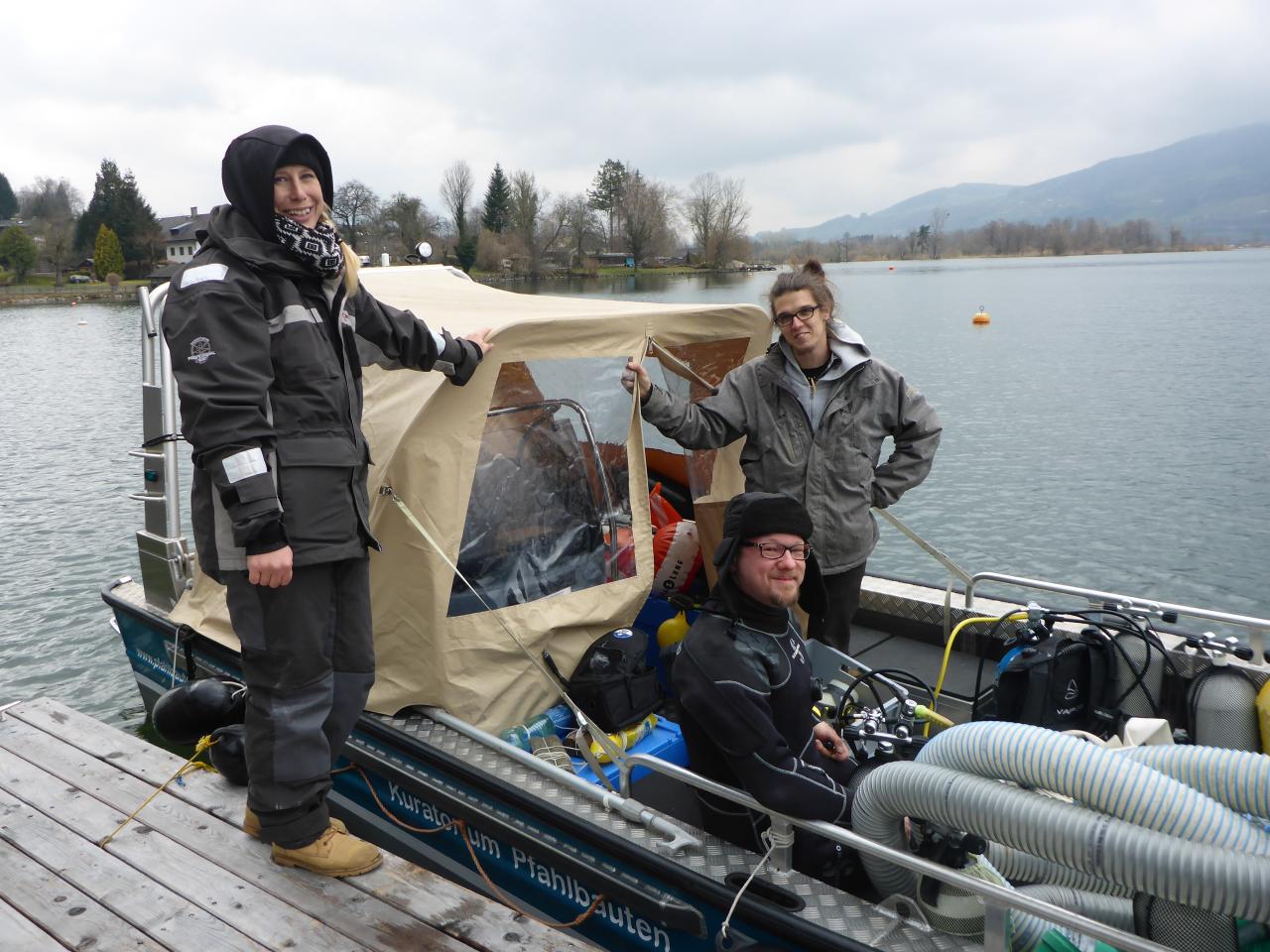 Esther, Markus und Michi neben bzw. auf dem Boot