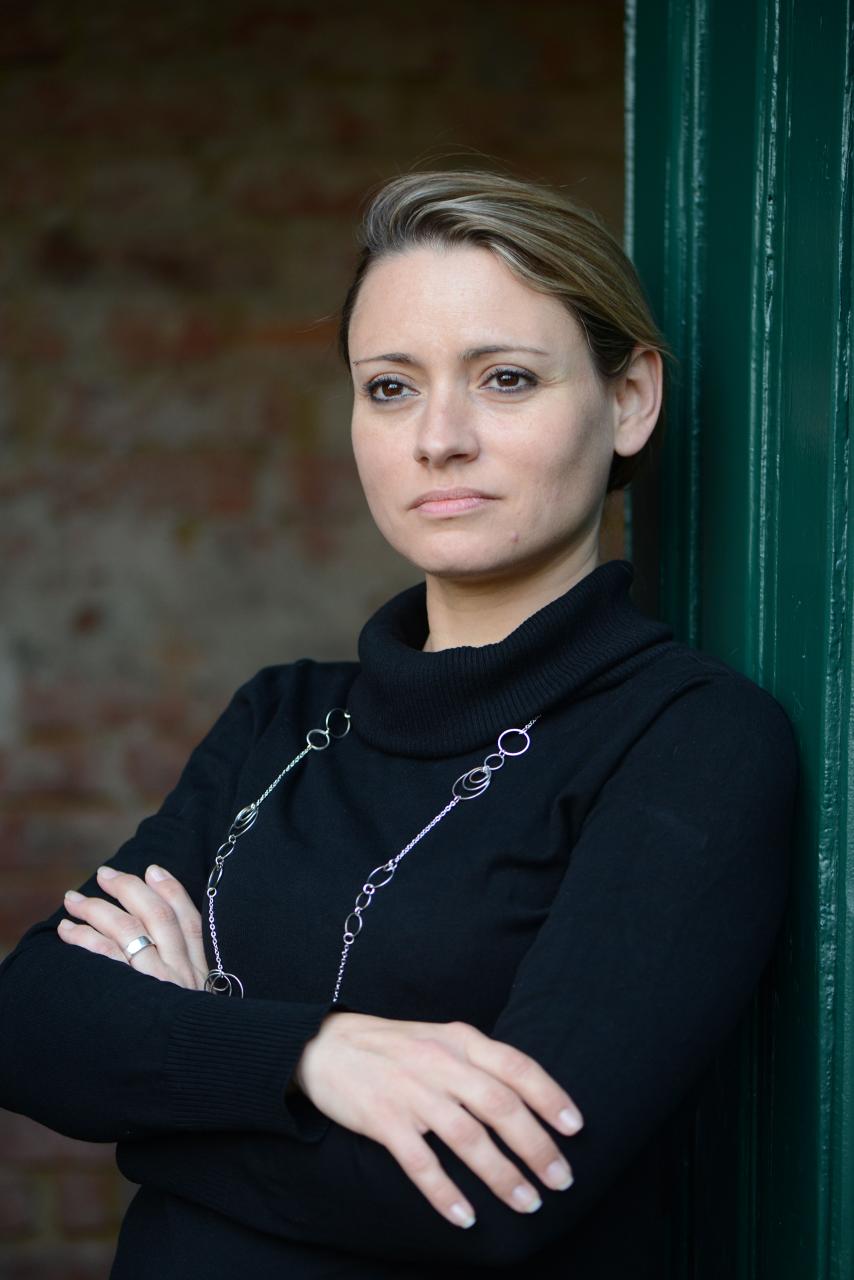 Ein Portrait von Carmen Löw in einem schwarzen Rollkragenpullover