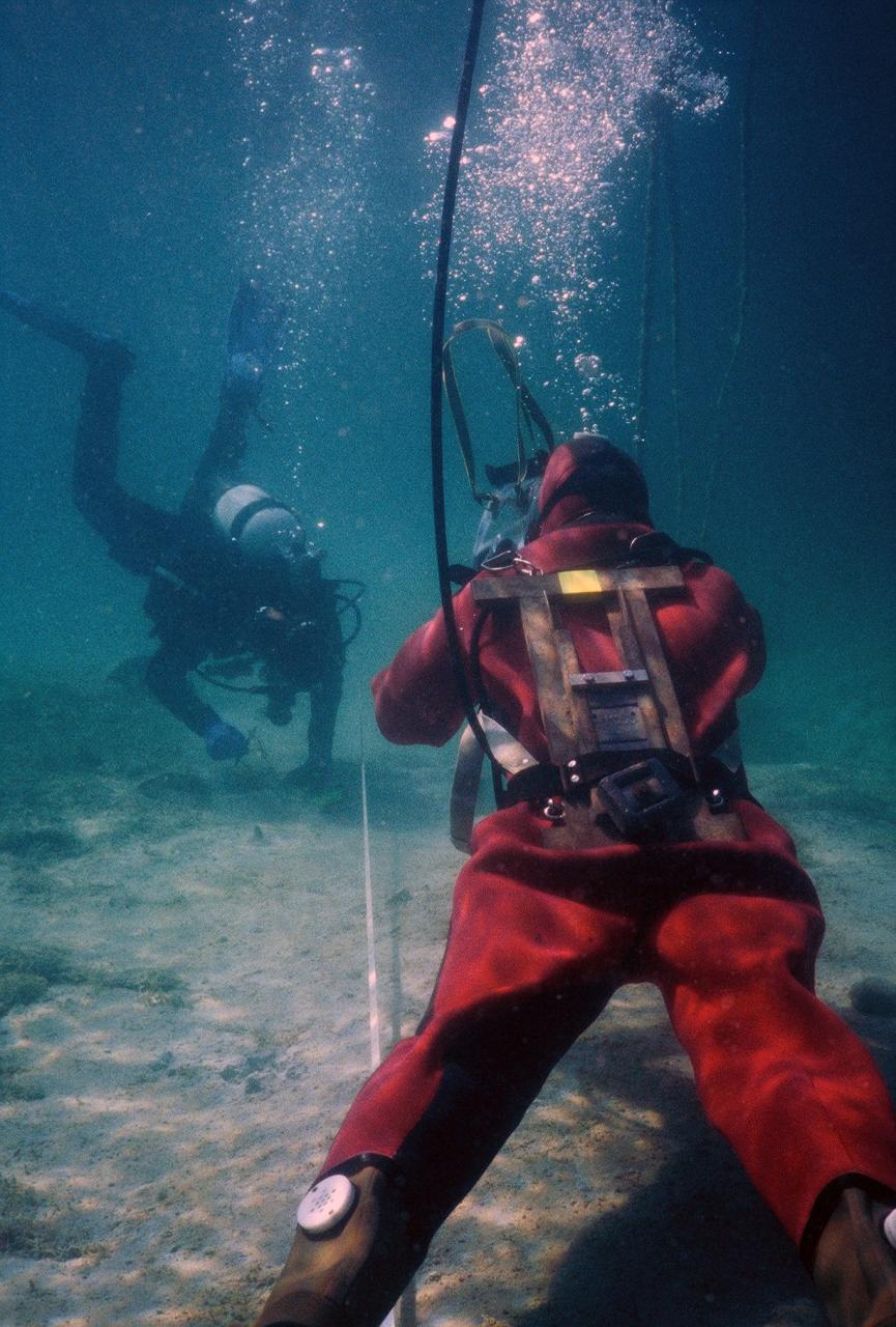 2 Taucher unter Wasser untersuchen den Seeboden