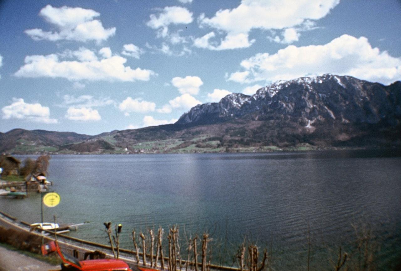 Ein See mit den leicht schneebedeckten Bergen im Hintergrund