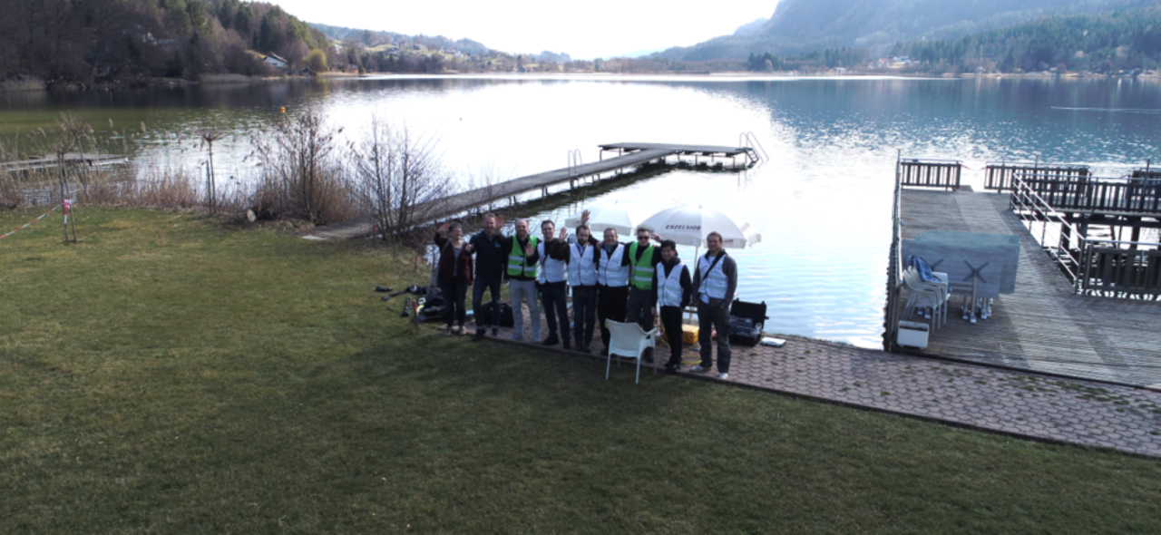 Ein Gruppenfoto des Teams am Ufer des Keutschacher Sees
