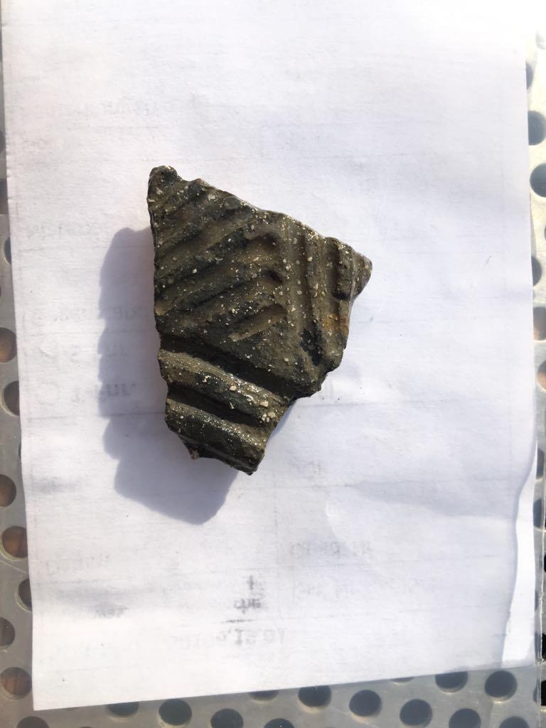 Ein Keramikfragment mit linearen Verzierungen