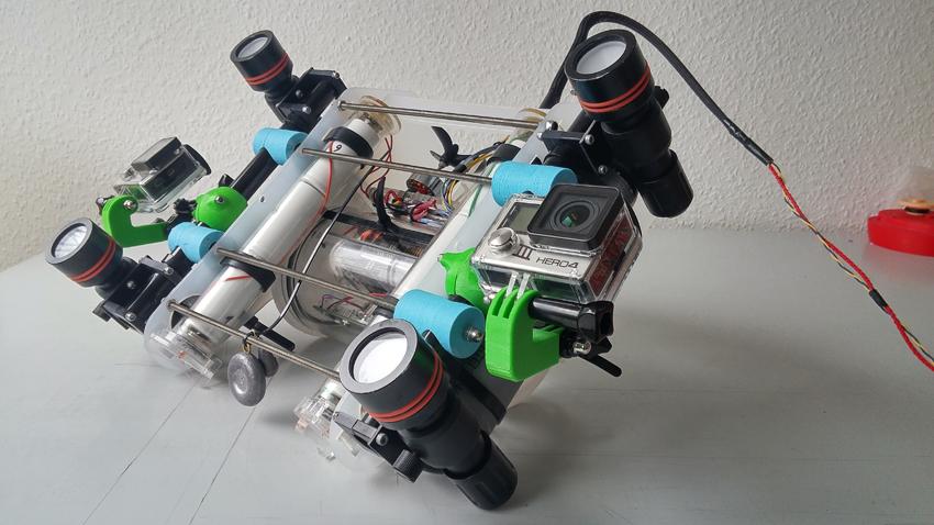Das Mini-U-Boot liegt von unten betrachtet auf einem Tisch