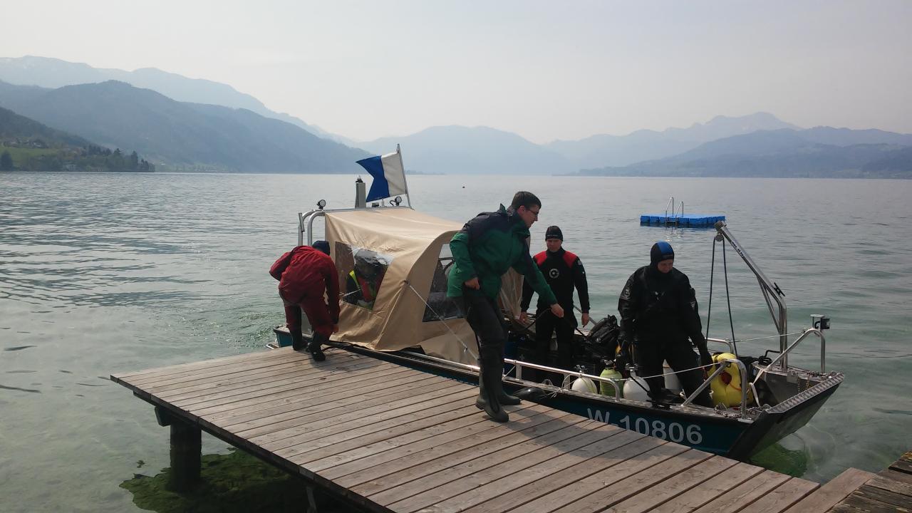 Das Forschungsboot samt Team beim Anlegen am Steg