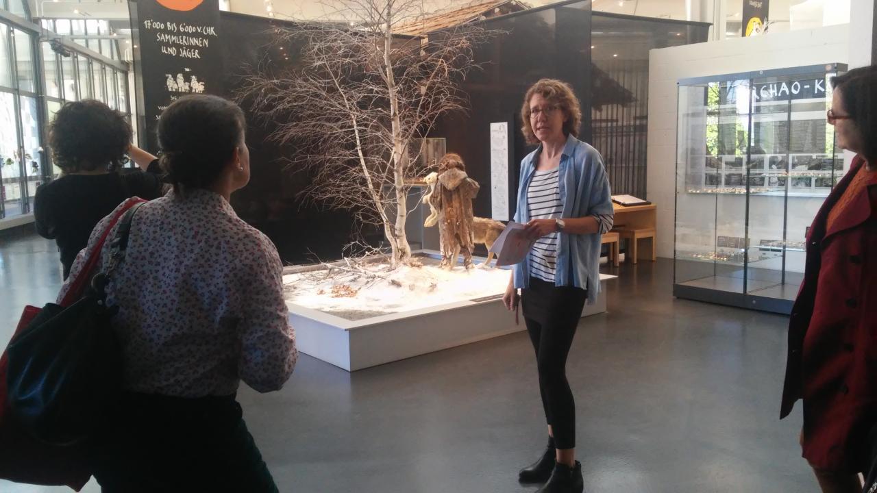 4 Personen im Museum bei einer Führung