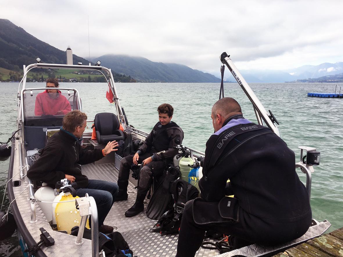 4 Personen befinden sich auf dem Forschungsboot