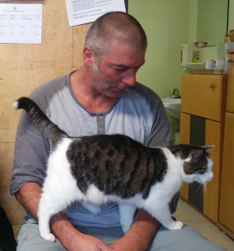 Boris mit der Katze auf dem Schoß