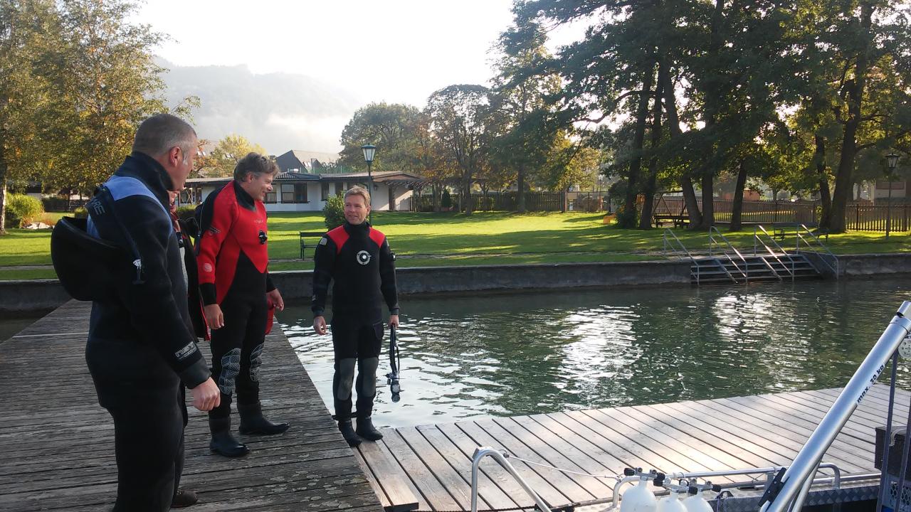 3 Taucher am Steg vor dem See
