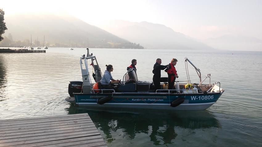 4 Personen am Forschungsboot beim Ablegen