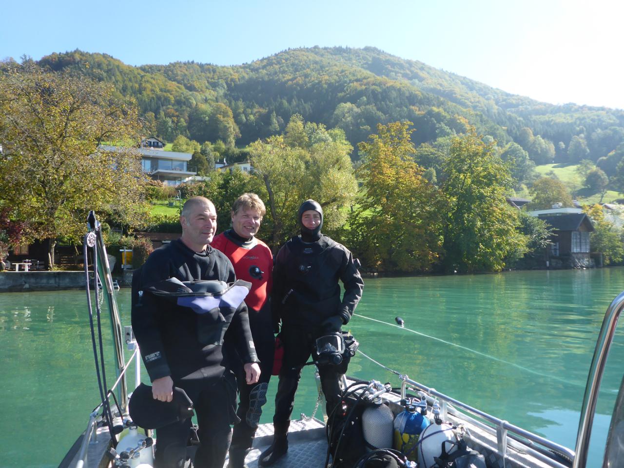 3 Taucher auf dem Boot