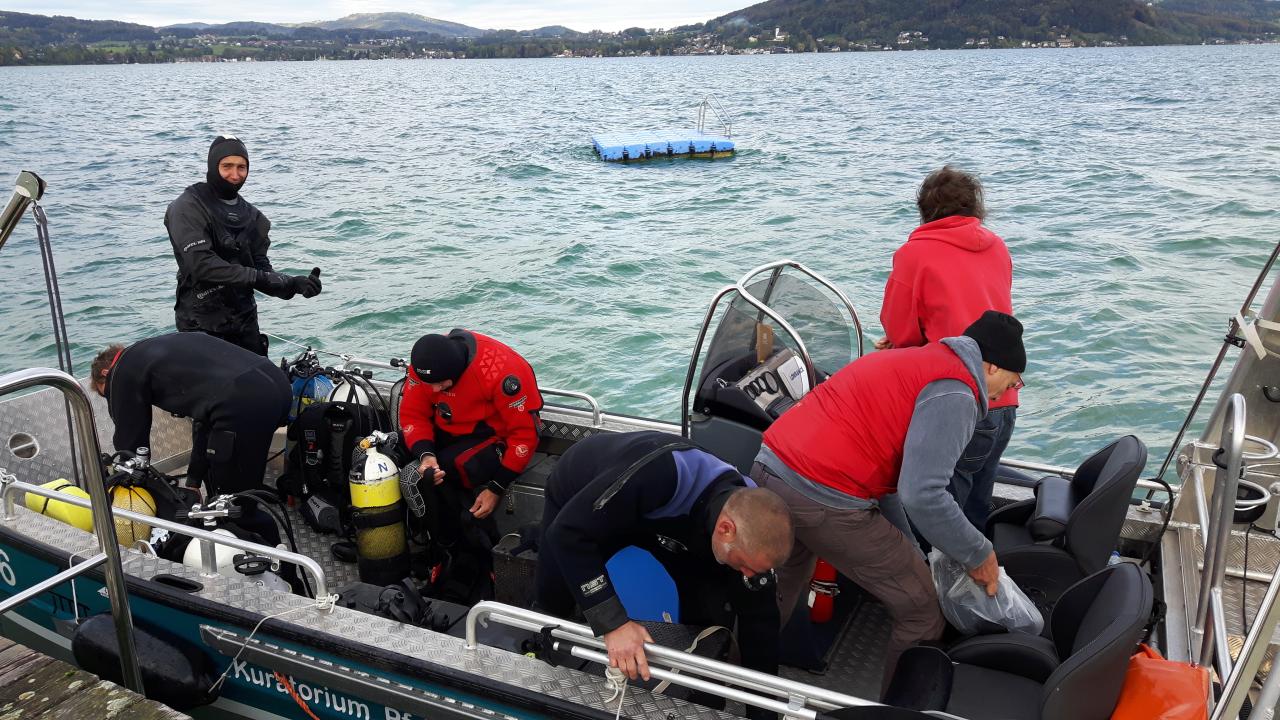 6 Personen an Bord des Forschungsbottes kurz vor dem Ablegen vom Steg