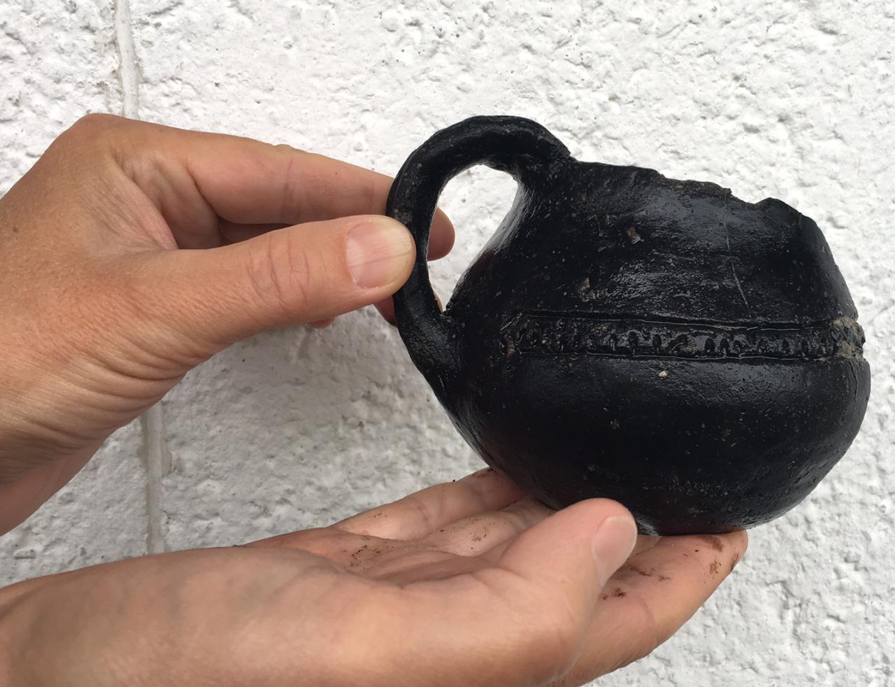 Eine fragmentierte Tasse mit ungewöhnlichen Verzierungen