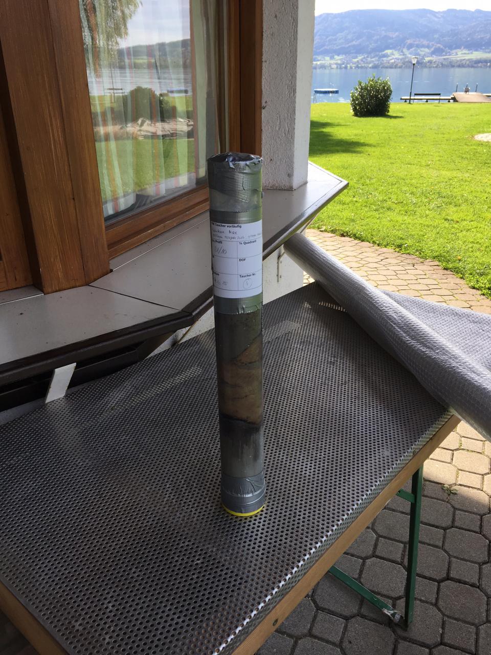 Die Bohrprobe steht auf einem Tisch auf einer Terrasse