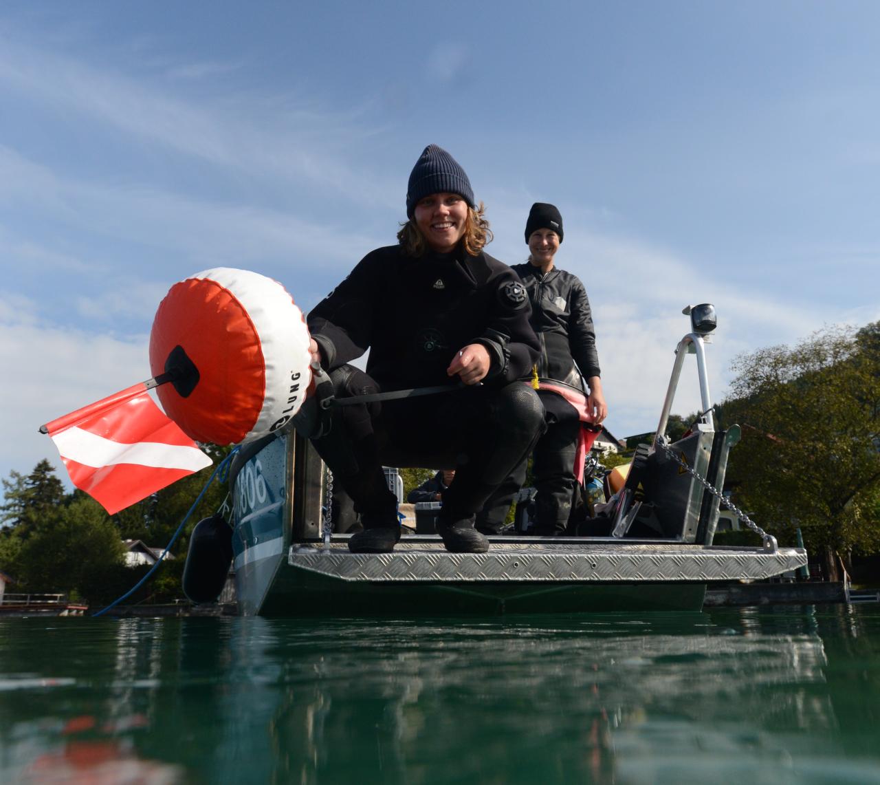 2 Personen befinden sich auf dem Forschungsboot und blicken in die Kamera