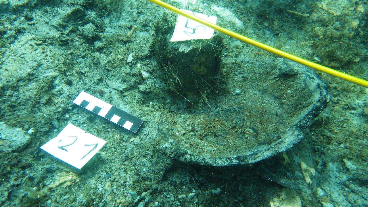 Ein Gefäßfragment noch in situ mit Maßstab und Nummernzettelchen