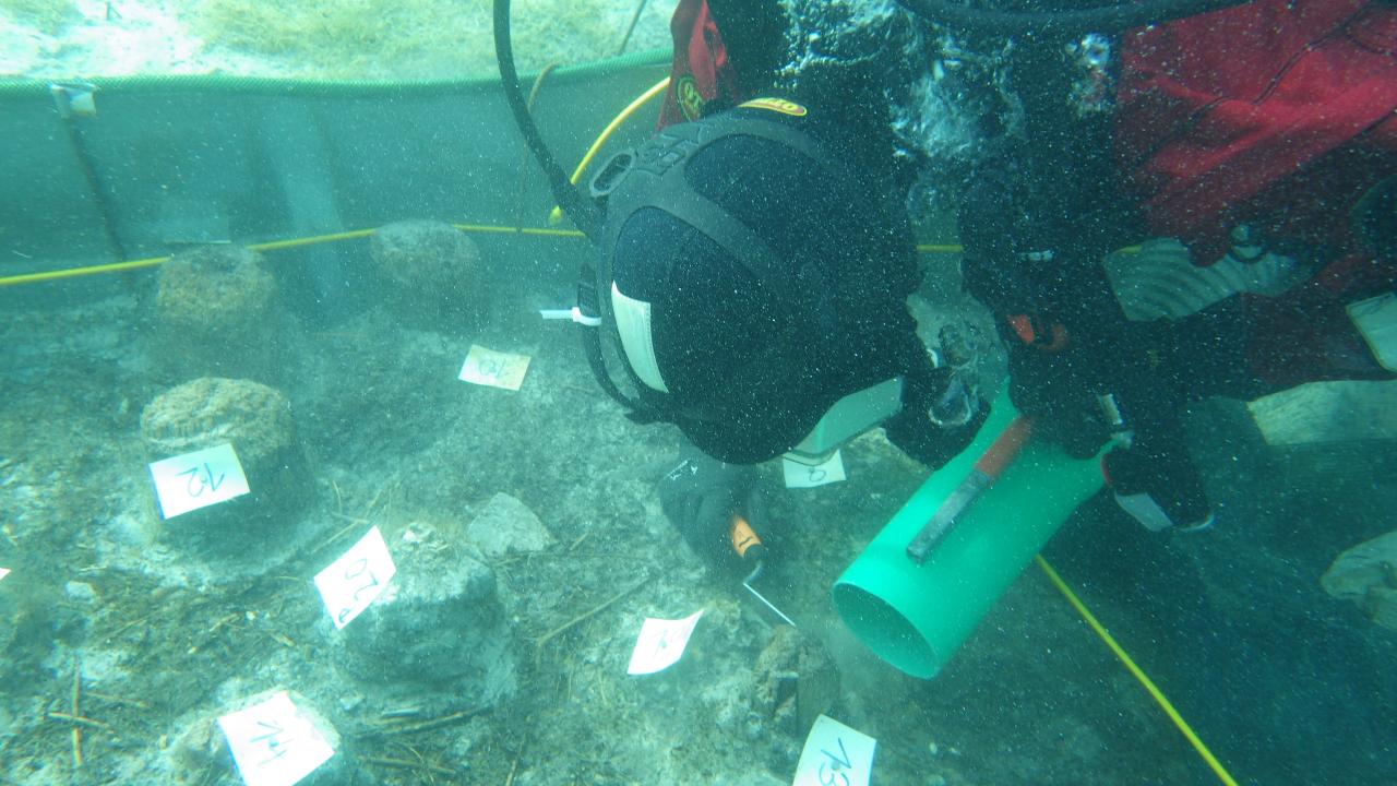 Ein Taucher mit der Dredge im Unterwasserschnitt beim Abtragen der ersten Kulturschicht