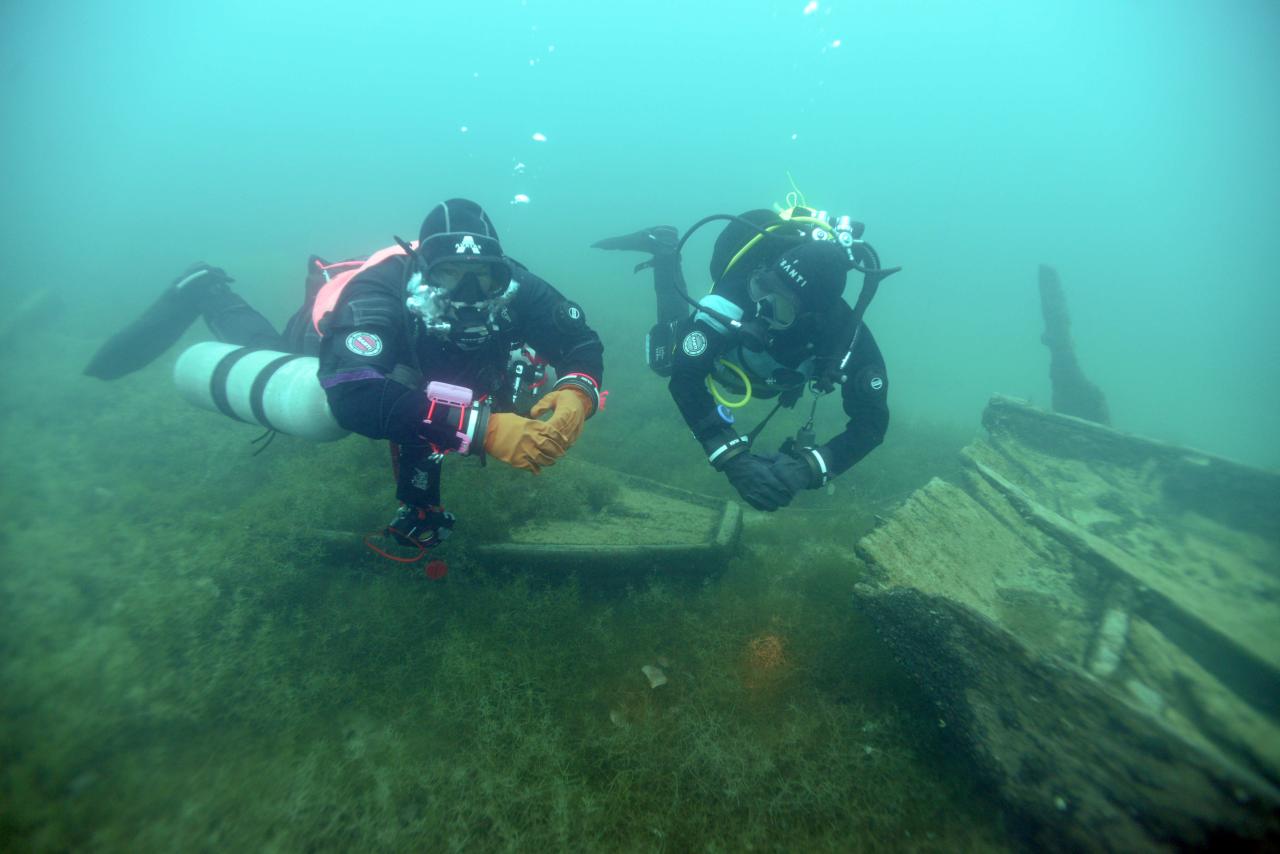 Kursteilnehmer an einem Schiffswrack im Attersee.