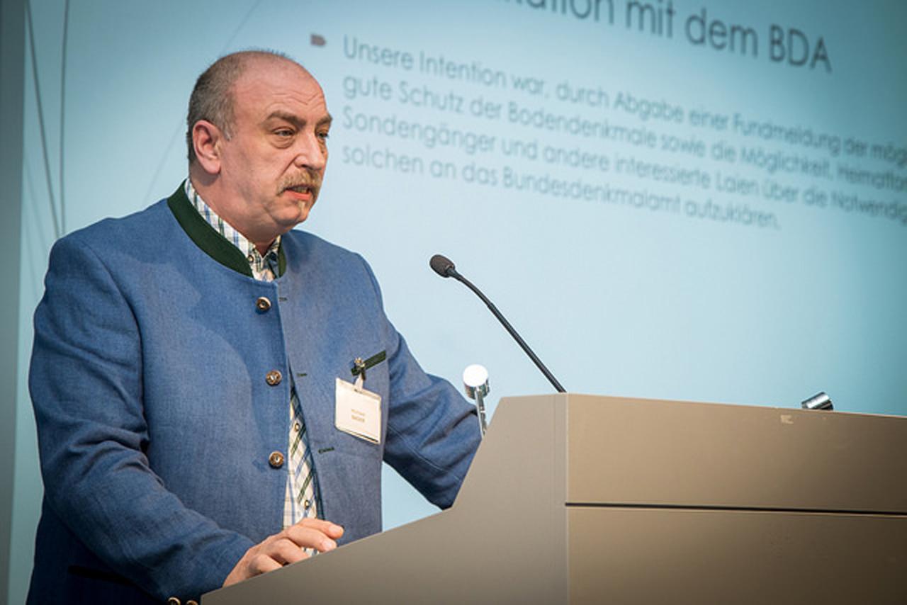 Mike Bader am Rednerpult