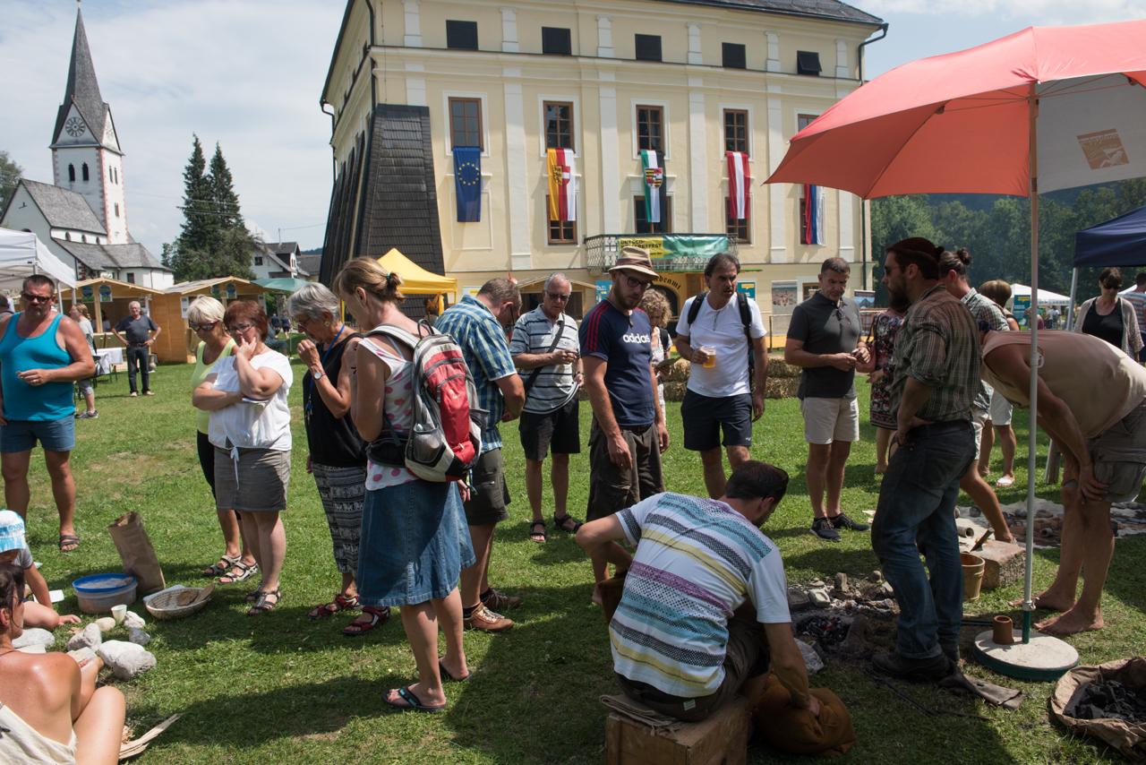 Eine Menschenansammlung neben Ständen auf dem Welterbefest 2016