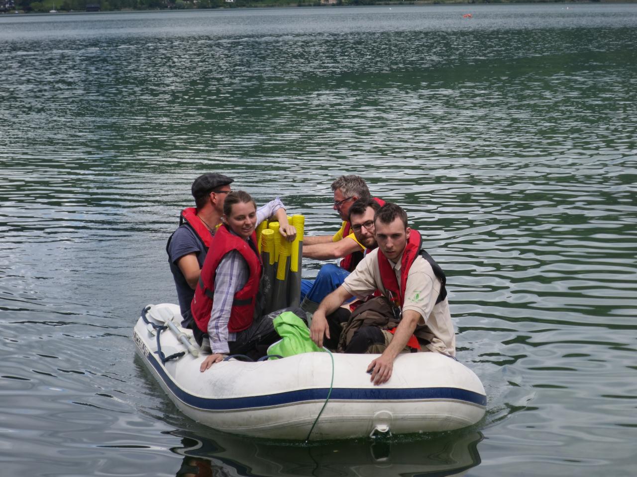 Mehrere Personen auf einem Schlauchboot am See