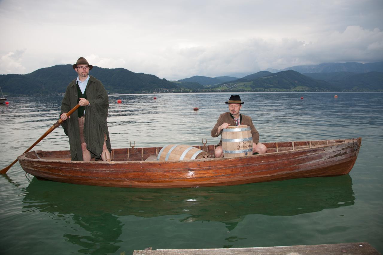 Die Brüder Kaltenböck auf einer Zille am Attersee mit Bierfässern an Bord
