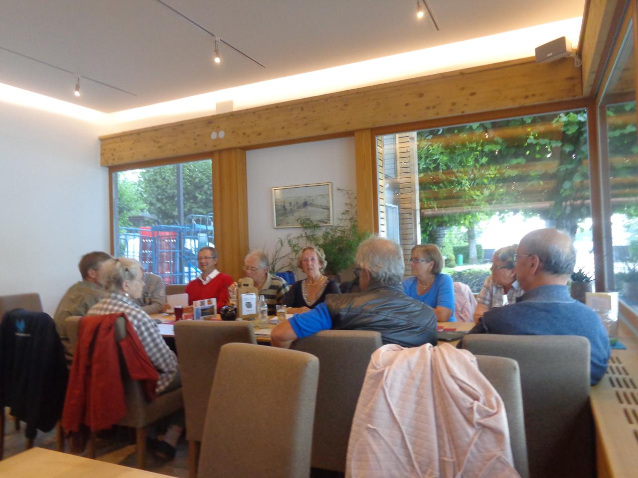Die Vereinsmitglieder sitzen in einem Gasthaus an einem großen Tisch